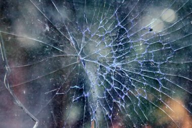 Ayaklanmalar sırasında arka cam kırıldı. Cam parçaları kaos yarattı.