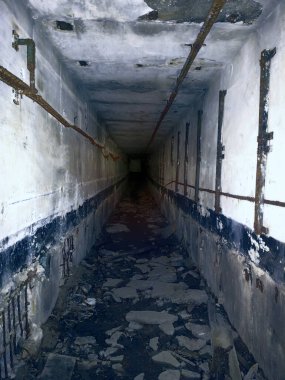 Askeri turizm ve video oyunu. Baltık 'taki ikinci dünya savaşından kalma yeraltı sığınağı: kapılar, beton ve demirler, çelik tavanlar.