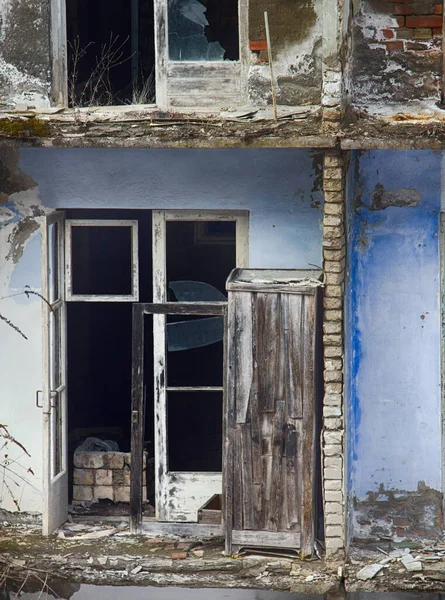 アジアの山の幽霊の町のバルコニー遺跡 完全に破壊された家のアパート — ストック写真