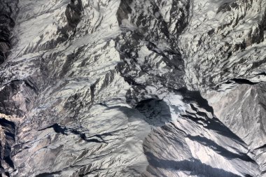 Himalayalar 'ın mahmuzları (Himalayalar' dan önce) 1 baharının ortasında. Kuş uçuşunun yüksekliğinden görüntüle