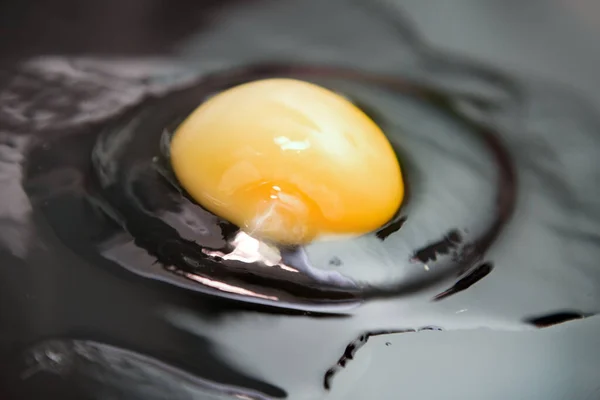 Ζωντανό Ωμό Σπάσιμο Αυγού Μαύρο Φόντο Κρόκος Άλμπουμεν Χαλάζα Φαίνεται Φωτογραφία Αρχείου