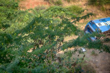 Tren raydan çıktı ve demiryolunda setten düştü. Arabalarla kaza