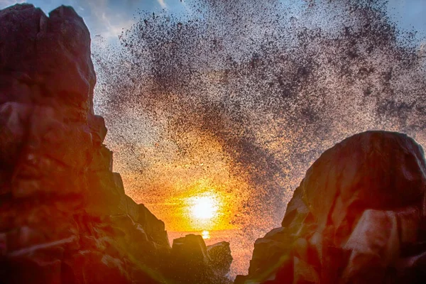 Tormenta Súper Brillante Atardecer Proporcionó Rocas Afiladas Del Océano Agua —  Fotos de Stock