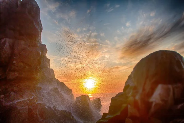 Σούπερ Φωτεινή Καταιγίδα Στο Ηλιοβασίλεμα Παρείχε Αιχμηρά Βράχια Του Ωκεανού — Φωτογραφία Αρχείου