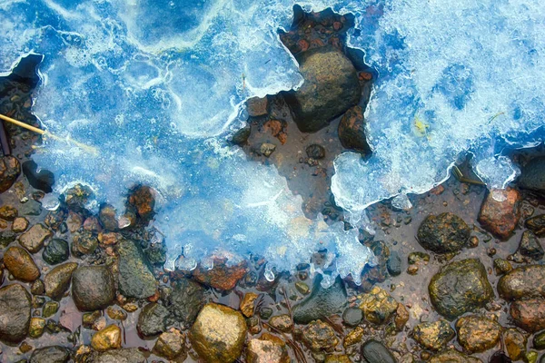 Topniejący Wiosenny Lód Rzece Wypełniony Światłem Kolorami — Zdjęcie stockowe