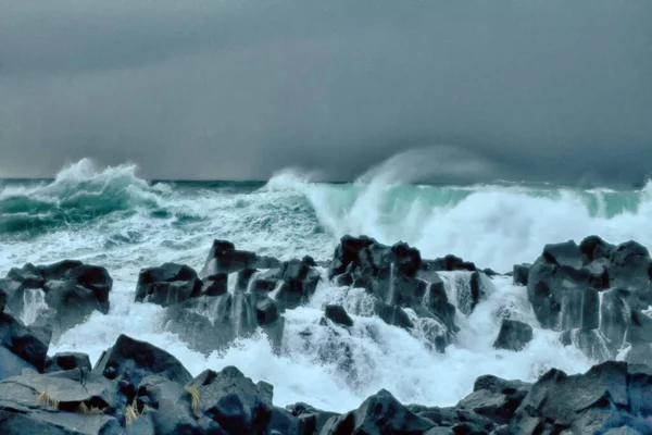 Ondas Turbulentas Oceano Pacífico Beleza Acidentada Rochas Basálticas Inchaço Morto — Fotografia de Stock