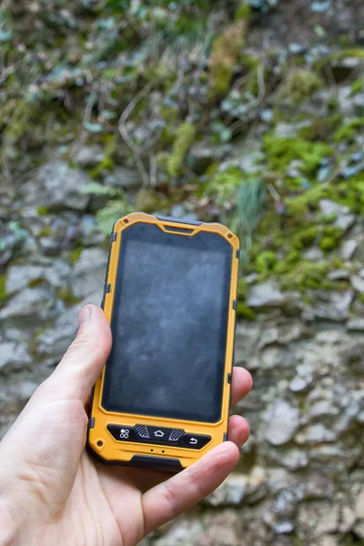 Smartphone Rastreamento Viagens Trilhas Montanha Telefone Mão Uma Caminhada Natural — Fotografia de Stock