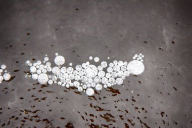 Arkaplandaki buz, şiddetli bir buzdan sonra çok güzel. Oksijenli buz boşluğunda donmuş.