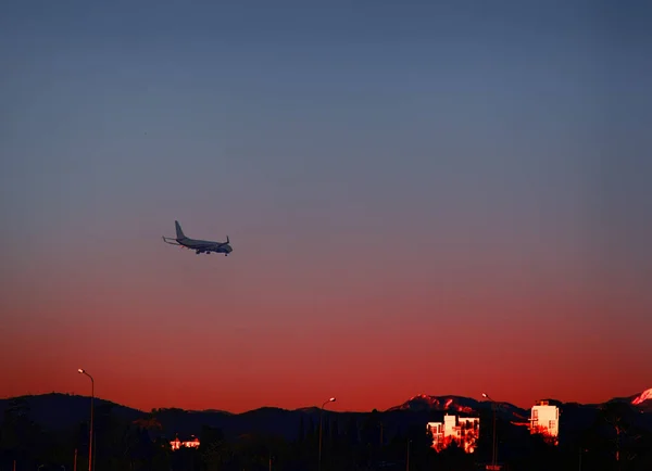 Vista Del Avión Reacción Vuelo Ciudad Con Fondo Puesta Sol — Foto de Stock