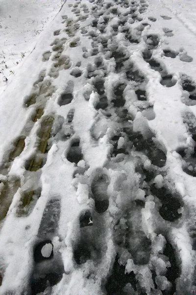 横跨大桥的雪道和人行道 公园脚的脚印 表现不佳的市政当局 大雪过后人行道没有打扫干净 接触公民 — 图库照片