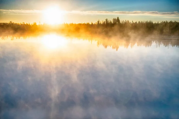 壮大な夜明け 肯定的な気分 上昇する太陽の背景に川の上に霧が忍び寄る — ストック写真