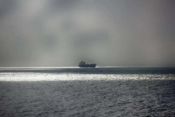 Schip Ver Naar Zee Nevel Transport Weg Van Kust — Stockfoto