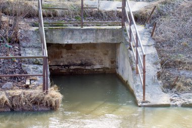 bir akış yeraltı su akar aşağı