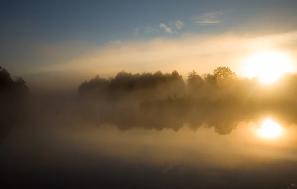 Nevoeiro e sol no rio — Fotografia de Stock