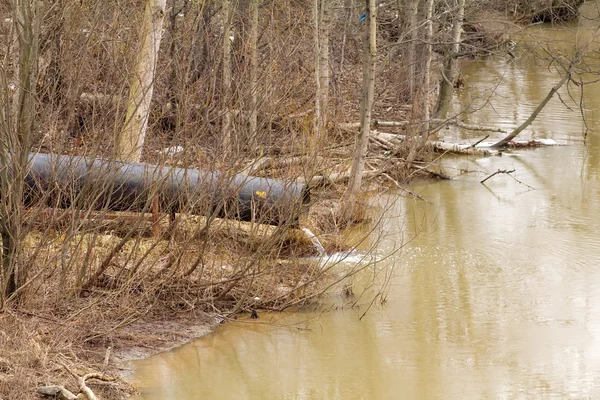 Schmutzwasser aus einem Rohr in den Fluss — Stockfoto