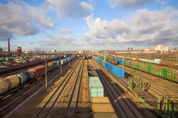 Грузовой поезд с контейнерами для цветных грузов — стоковое фото