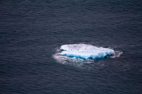 Un iceberg artico. brodo di ghiaccio. zona Novaya Zemlya — Foto Stock