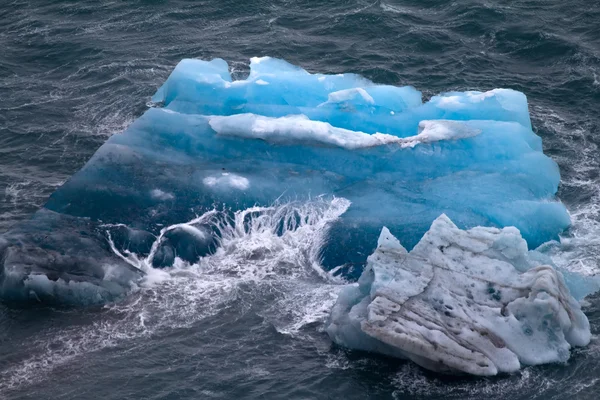 Iceberg árctico. Caldo de gelo. área Novaya Zemlya — Fotografia de Stock