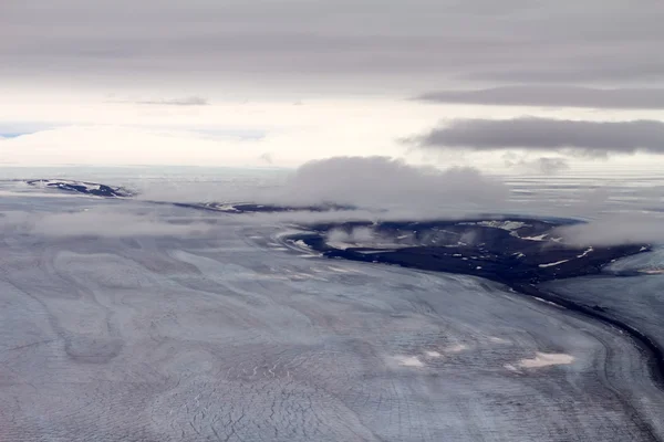 Ghiacciaio artico e il fiume di pietra al suo interno — Foto Stock