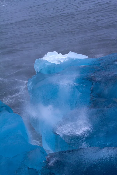 Iceberg árctico. Caldo de gelo. área Novaya Zemlya — Fotografia de Stock