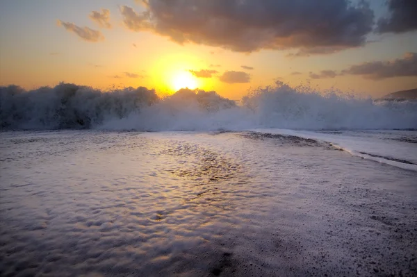 Beau coucher de soleil sur la côte méditerranéenne — Photo