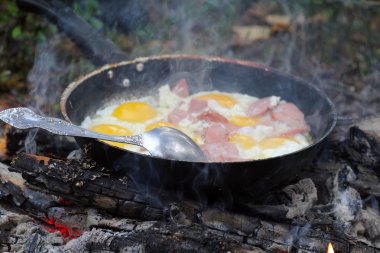 Yemek yumurta yanıyor, alışılmadık bir şekilde