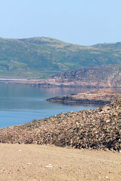 Costa del mare di Barents con baia — Foto Stock