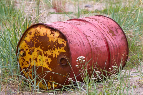 Viejo barril oxidado en una hierba —  Fotos de Stock