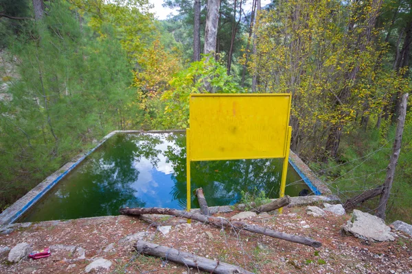 Zelené potrubí pitné vody nádrž — Stock fotografie