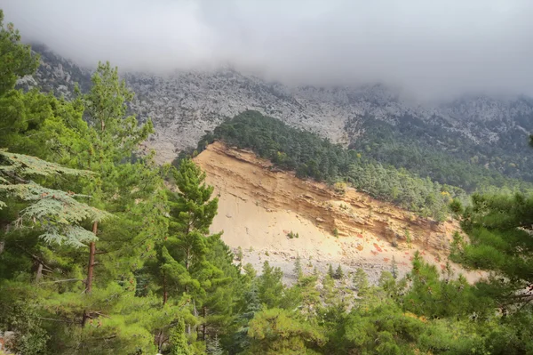 Montañas picos nubes corrían sobre las cimas — Foto de Stock