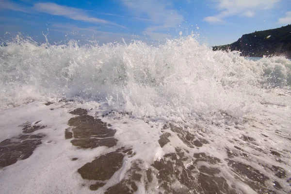 Ondas de praia mar surf espumoso nas proximidades — Fotografia de Stock