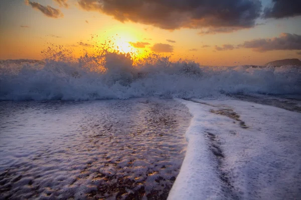 Beau coucher de soleil sur la côte méditerranéenne — Photo