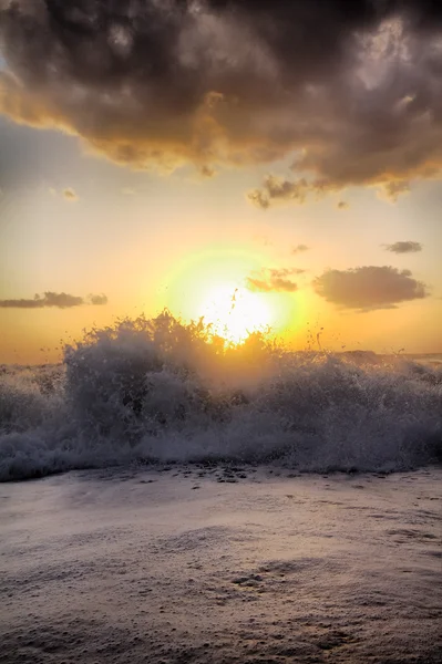 Akdeniz kıyısında güzel bir gün batımı — Stok fotoğraf