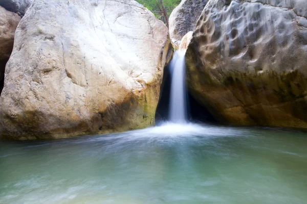 Река в горах в низкие периоды воды — стоковое фото
