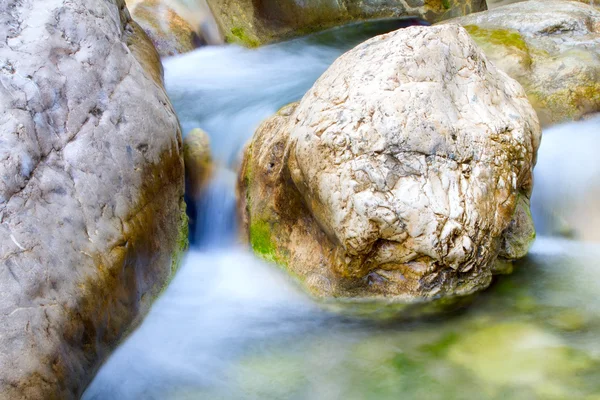 Bach in den Bergen während Niedrigwasserperioden — Stockfoto