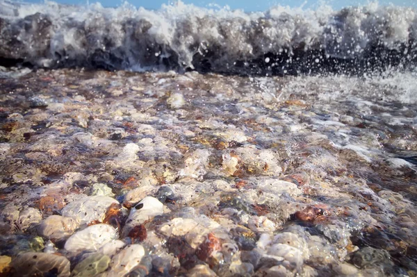 Praia de seixos mar mediterrâneo — Fotografia de Stock