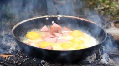 Yemek yumurta yanıyor, alışılmadık bir şekilde