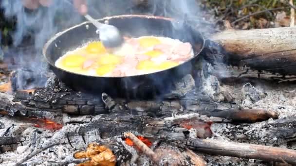 An unusual way of cooking eggs on  fire — Stock Video