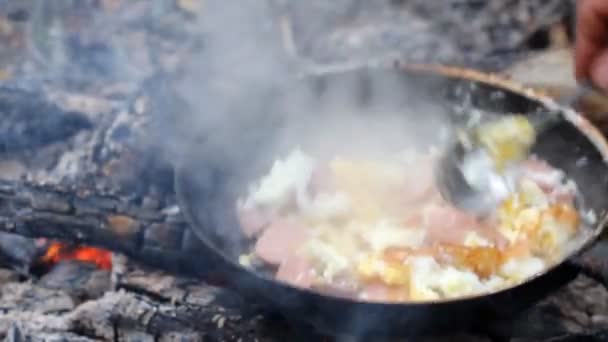 An unusual way of cooking eggs on  fire — Stock Video