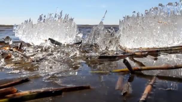 Grandes sonidos y rebanadas de hielo en primavera — Vídeos de Stock