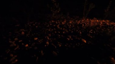 güzel parlayan ateş yere