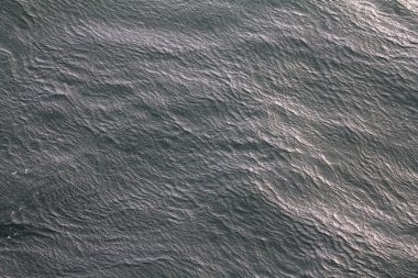 Su soğuk Arctic deniz üzerinde olağandışı dalga dalgaların