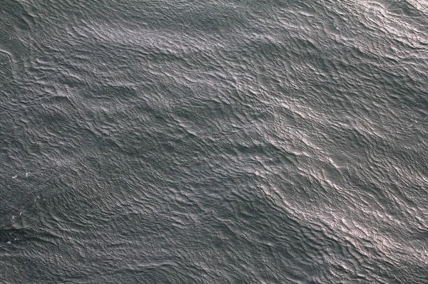 Neobvyklé vlna vlnky na vodě studené arktické moře — Stock fotografie