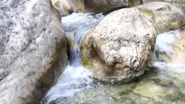 dağlar düşük su dönemlerde akışında