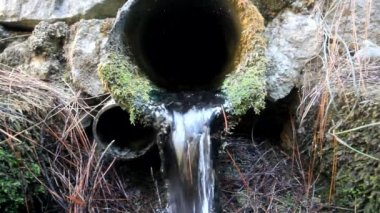 Yol downpipe altında koydu