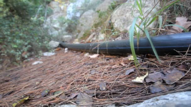 Пластикова труба на земній поверхні — стокове відео