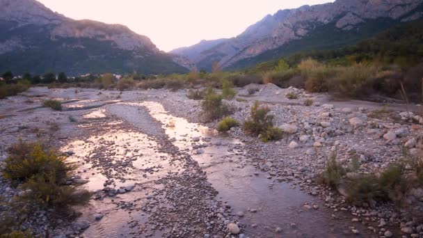 Subiendo el río en las montañas — Vídeos de Stock