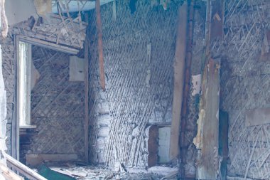 Dağlarda bir evin kalıntıları olduğunu ıssızlık sembolü