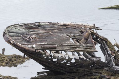 şiddetli yağış sonrası eski bir gemi iskelet