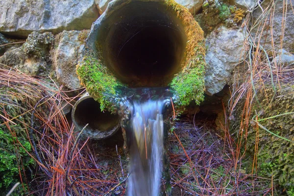 Volgens de weg downpipe — Stockfoto